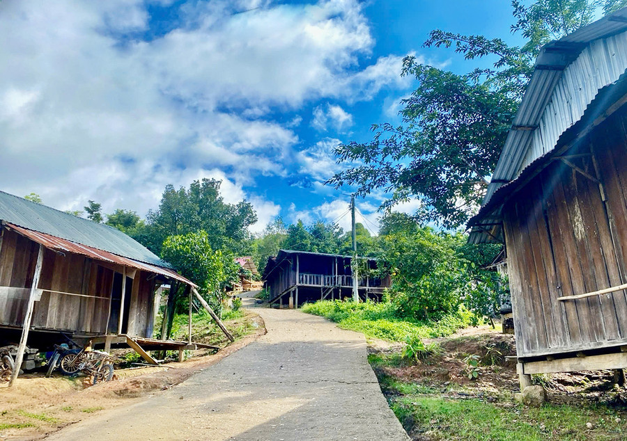 Những nếp nhà sàn chênh vênh trên đồi cao vẽ nên bức tranh Hà Đông đẹp thanh bình. Ảnh: V.T.T Những nếp nhà sàn chênh vênh trên đồi cao vẽ nên bức tranh Hà Đông đẹp thanh bình. Ảnh: V.T.T