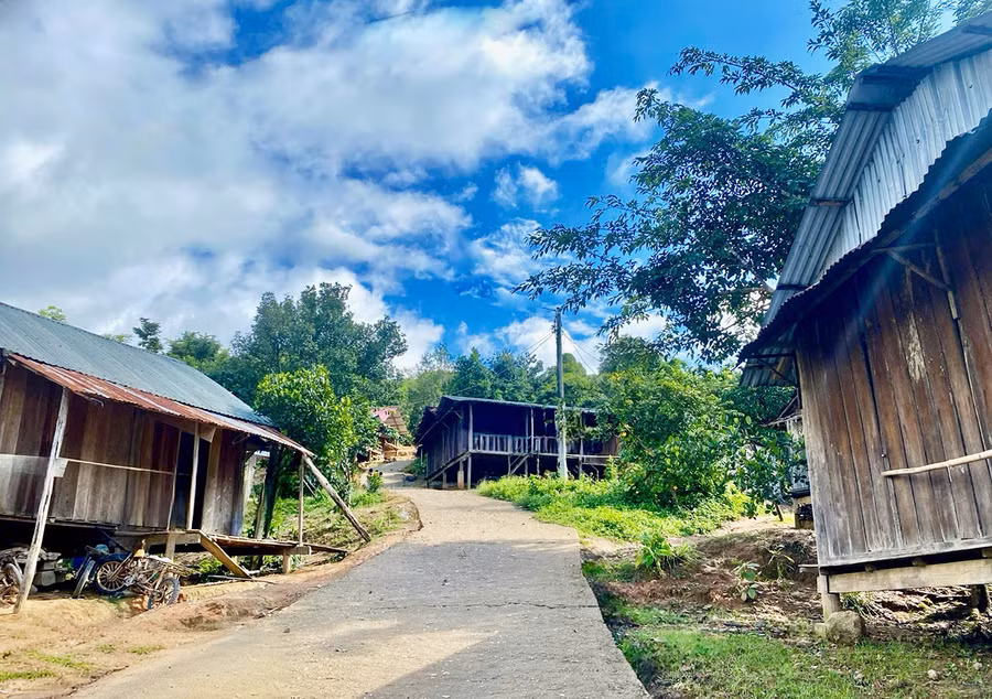 Những nếp nhà sàn chênh vênh trên đồi cao vẽ nên bức tranh Hà Đông đẹp thanh bình. Ảnh: V.T.T