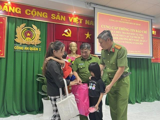 Hai bé được bàn giao cho gia đình trong tình trạng sức khỏe ổn định. Ảnh: TRẦN DUY KHÁNH Hai bé được bàn giao cho gia đình trong tình trạng sức khỏe ổn định. Ảnh: TRẦN DUY KHÁNH