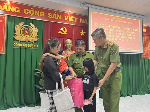 Hai bé được bàn giao cho gia đình trong tình trạng sức khỏe ổn định. Ảnh: TRẦN DUY KHÁNH