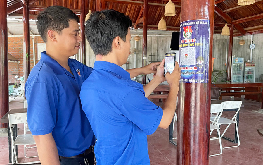 Đoàn viên, thanh niên xã Ia Lâu (huyện Chư Prông) quét mã QR đọc sách trên thư viện số. Ảnh: M.N Đoàn viên, thanh niên xã Ia Lâu (huyện Chư Prông) quét mã QR đọc sách trên thư viện số. Ảnh: M.N