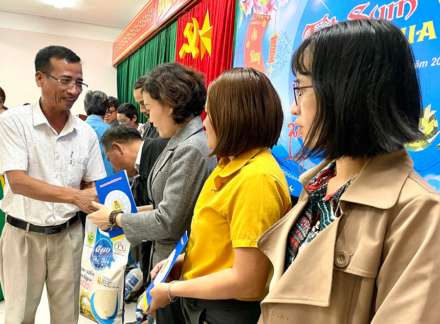 Những phần quà Tết được trao đến tận tay đoàn viên, người lao động các Công đoàn cơ sở trực thuộc Công đoàn Viên chức tỉnh trong chương trình "Tết sum vầy-Xuân chia sẻ". Ảnh: Lam Nguyên Những phần quà Tết được trao đến tận tay đoàn viên, người lao động các Công đoàn cơ sở trực thuộc Công đoàn Viên chức tỉnh trong chương trình "Tết sum vầy-Xuân chia sẻ". Ảnh: Lam Nguyên