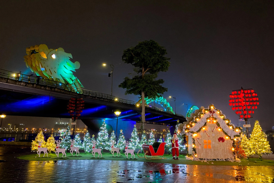 Một góc trang trí dưới chân cầu Rồng. ẢNH: NGUYỄN TÚ