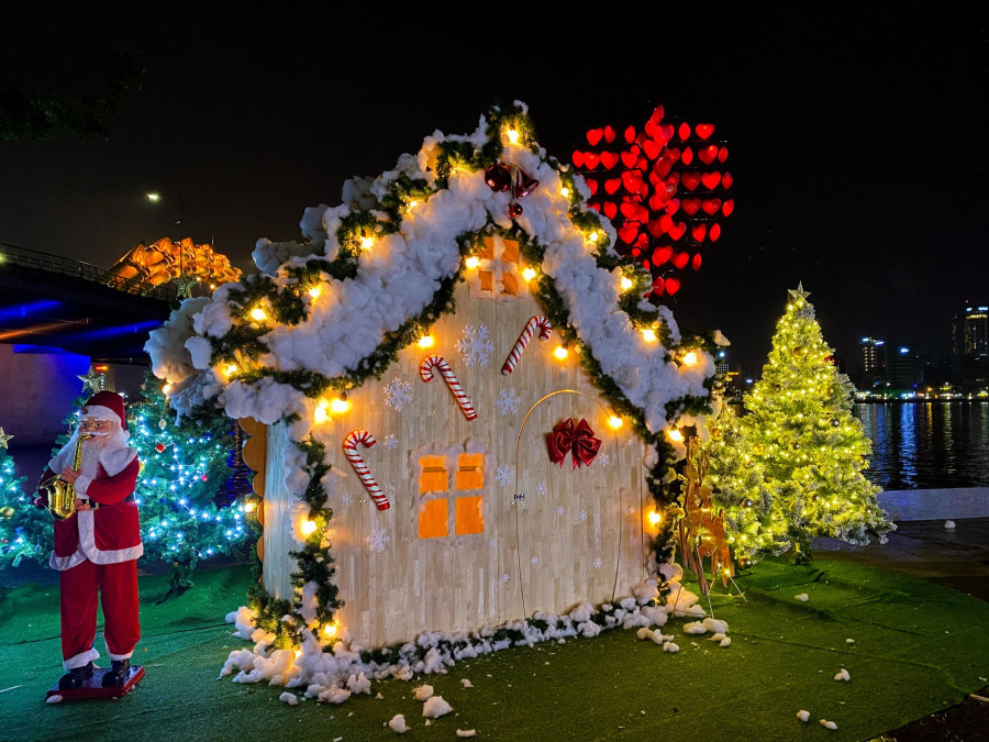 Các tiểu cảnh ở bờ đông cầu Rồng. ẢNH: NGUYỄN TÚ