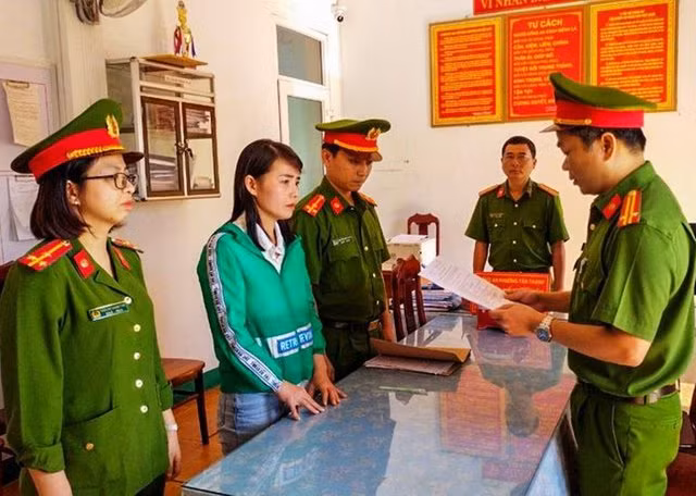 Cơ quan CSĐT Công an tỉnh Quảng Nam đọc lệnh khởi tố Đặng Thị Minh Kiều. Ảnh: C.X Cơ quan CSĐT Công an tỉnh Quảng Nam đọc lệnh khởi tố Đặng Thị Minh Kiều. Ảnh: C.X