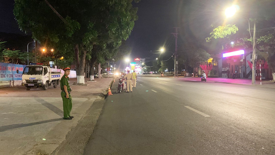 Công an thị xã An Khê kiểm tra nồng độ cồn đối với người tham gia giao thông. Ảnh: Lê Anh