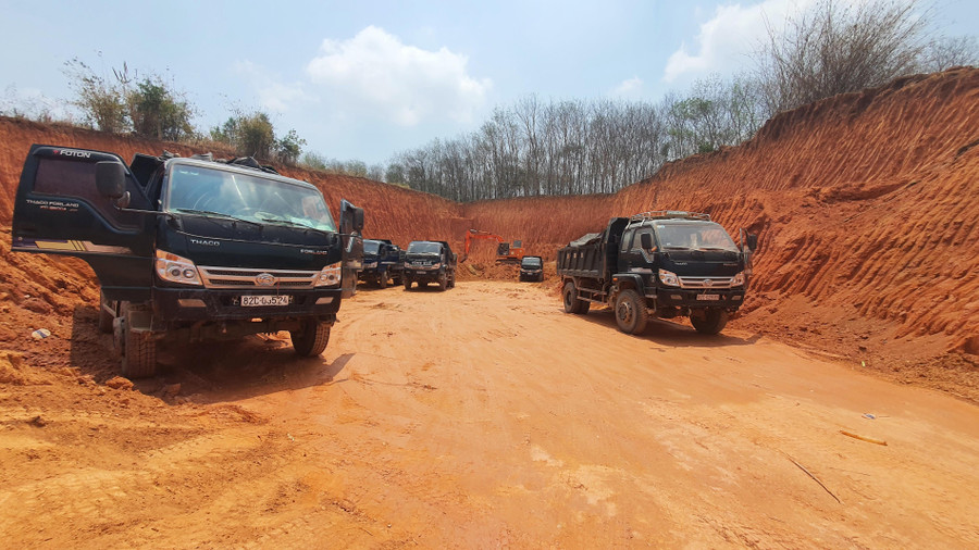 Hoạt động khai thác đất san lấp trái phép trên địa bàn tỉnh Kon Tum. Hoạt động khai thác đất san lấp trái phép trên địa bàn tỉnh Kon Tum.