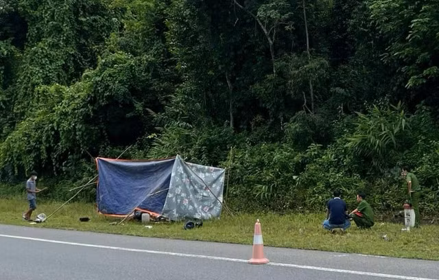 Cơ quan chức năng khám nghiệm hiện trường, khám nghiệm tử thi để làm rõ nguyên nhân dẫn đến cái chết của người đàn ông. Ảnh: Hoàng Nhật