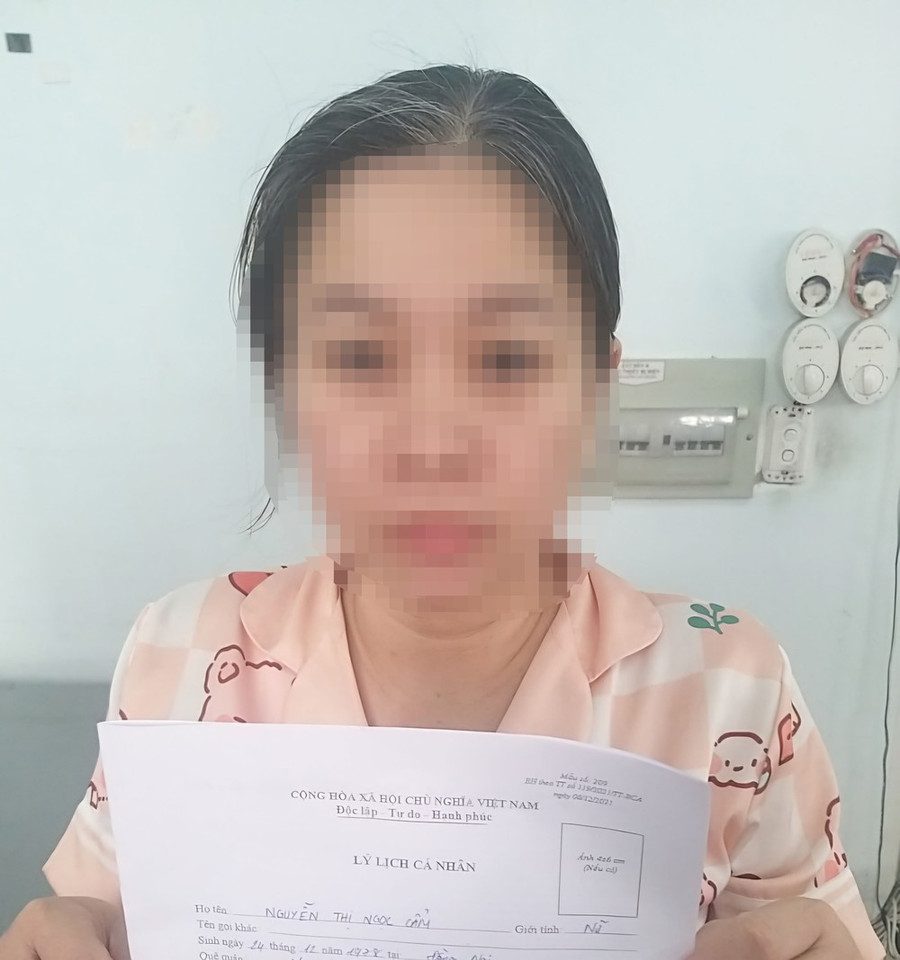 Bảo mẫu Nguyễn Thị Ngọc Cẩm tại cơ quan công an