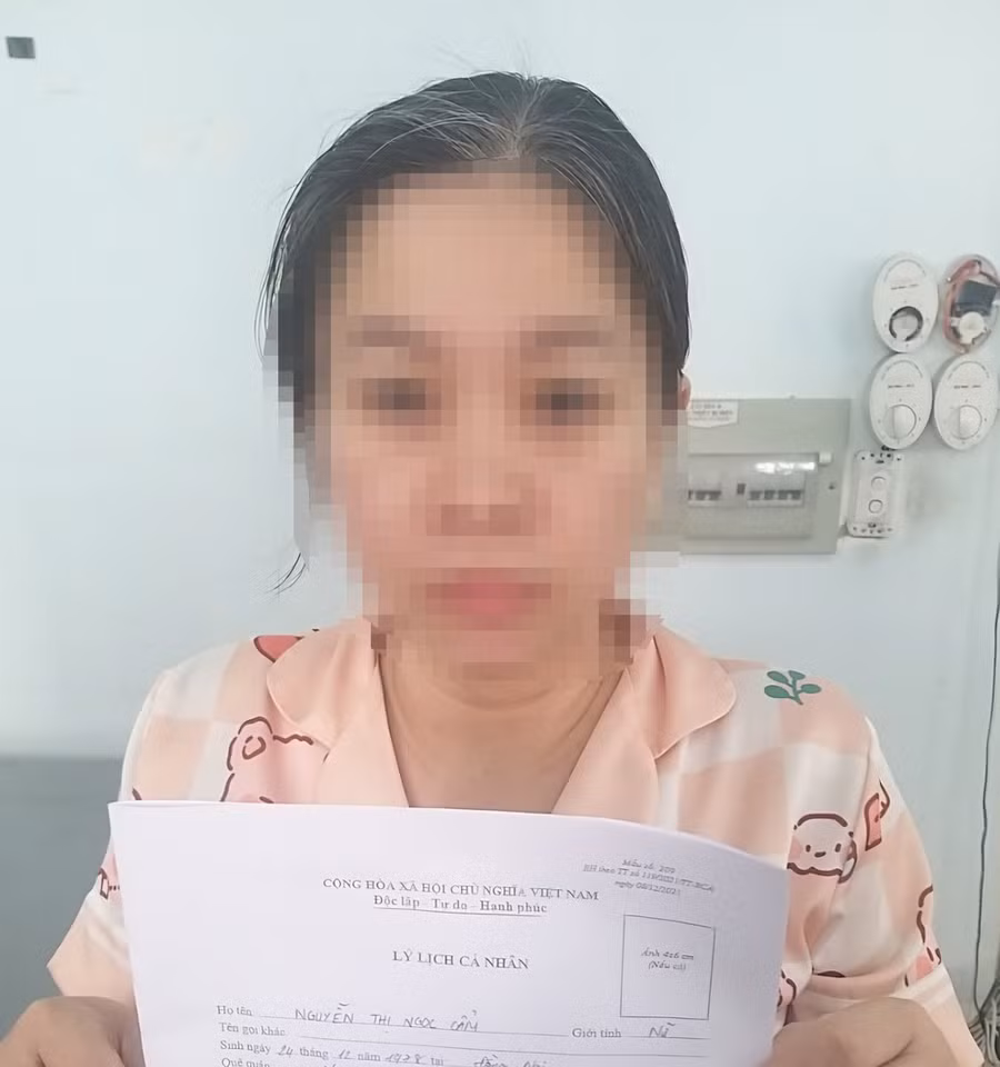 Bảo mẫu Nguyễn Thị Ngọc Cẩm tại cơ quan công an
