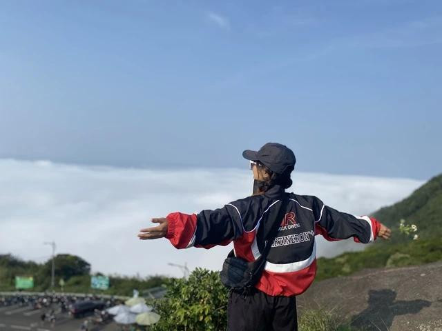 Đứng trên đỉnh Bàn Cờ có thể thấy biển mây ở dưới chân mình, chị Dương Thị Quỳnh Giao (33 tuổi, P.An Khê, Q.Thanh Khê, TP.Đà Nẵng) thích thú chia sẻ: &quot;Đứng trên này, nhìn cảnh quan đâu đâu cũng đẹp. Mình có thể nhìn thấy thác mây, biển mây và toàn cảnh thành phố. Nếu những bạn trẻ chưa đặt chân đến đây để hòa mình vào thiên nhiên, thì thật đáng tiếc&quot;. Ảnh: THY PHƯỚC