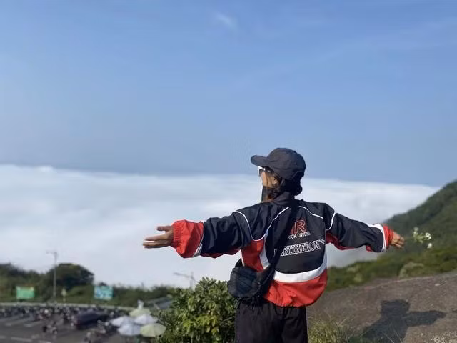 Đứng trên đỉnh Bàn Cờ có thể thấy biển mây ở dưới chân mình, chị Dương Thị Quỳnh Giao (33 tuổi, P.An Khê, Q.Thanh Khê, TP.Đà Nẵng) thích thú chia sẻ: "Đứng trên này, nhìn cảnh quan đâu đâu cũng đẹp. Mình có thể nhìn thấy thác mây, biển mây và toàn cảnh thành phố. Nếu những bạn trẻ chưa đặt chân đến đây để hòa mình vào thiên nhiên, thì thật đáng tiếc". Ảnh: THY PHƯỚC