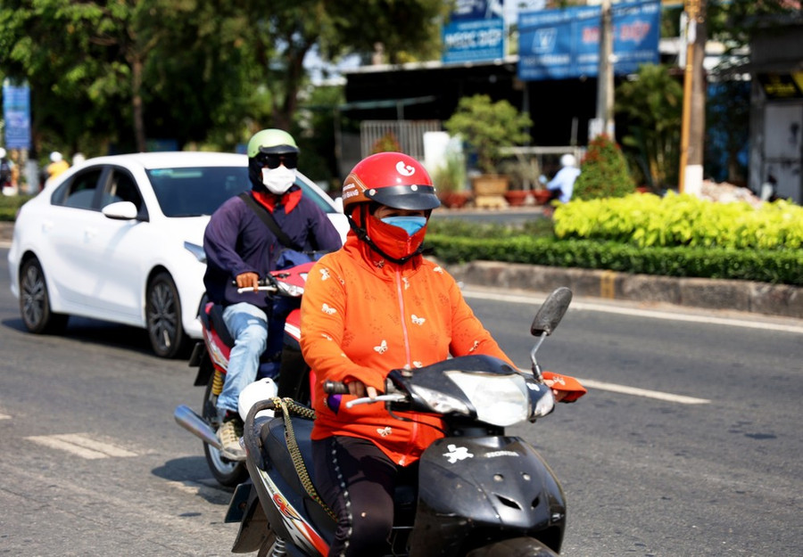 Người dân Bến Tre bịt kín tránh nắng nóng. (Ảnh: Hồng Đạt/TTXVN) Người dân Bến Tre bịt kín tránh nắng nóng. (Ảnh: Hồng Đạt/TTXVN)