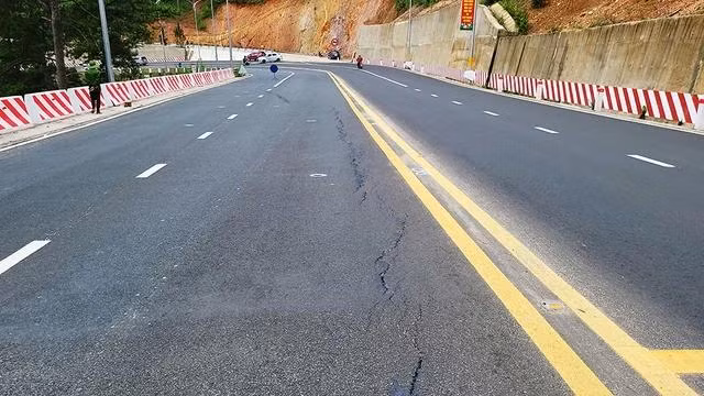 Vết nứt dài khoảng 24m. Ảnh Gia Bình