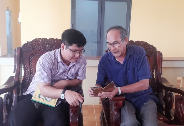 Phó Chủ tịch UBND huyện Cù Lao Dung Lê Minh Đương (phải) chia sẻ với PV Tiền Phong về ký ức Ba Thắc trên bản đồ internet. Ảnh: Cảnh Kỳ