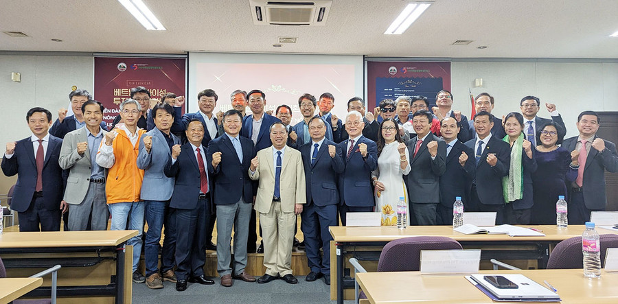 Các đại biểu tham dự diễn đàn chụp ảnh lưu niệm. Ảnh: Nguyễn Quang Tuệ