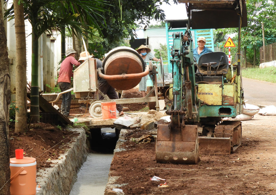 Thi công hệ thống thoát nước tại xã Ia Pết huyện Đak Đoa. Ảnh: Thanh Nhật