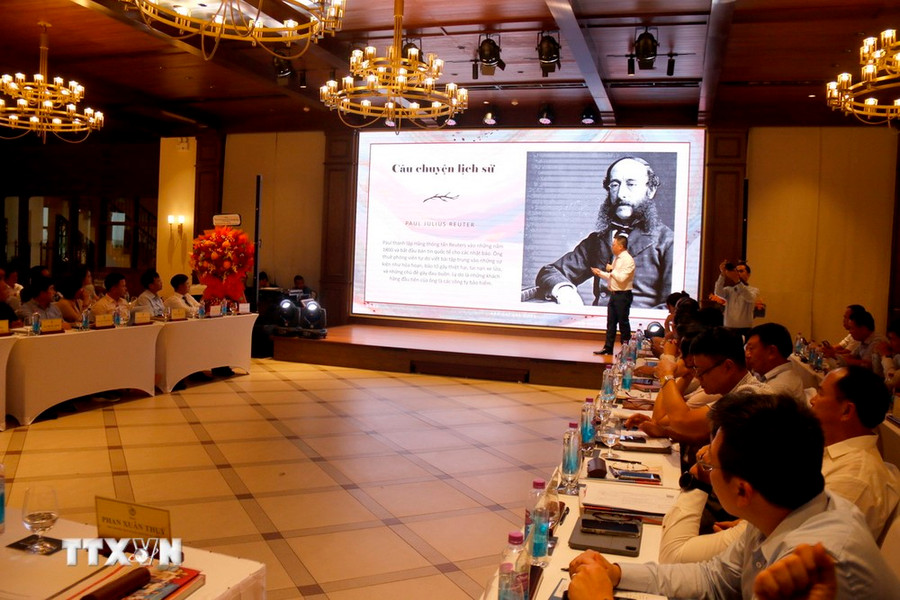 Ông Lê Quốc Minh - Ủy viên Trung ương Đảng, Tổng Biên tập Báo Nhân Dân, Phó Trưởng ban Tuyên giáo Trung ương giới thiệu đề dẫn những xu hướng chính của báo chí hiện nay. (Ảnh: Nguyễn Thanh/TTXVN) Ông Lê Quốc Minh - Ủy viên Trung ương Đảng, Tổng Biên tập Báo Nhân Dân, Phó Trưởng ban Tuyên giáo Trung ương giới thiệu đề dẫn những xu hướng chính của báo chí hiện nay. (Ảnh: Nguyễn Thanh/TTXVN)