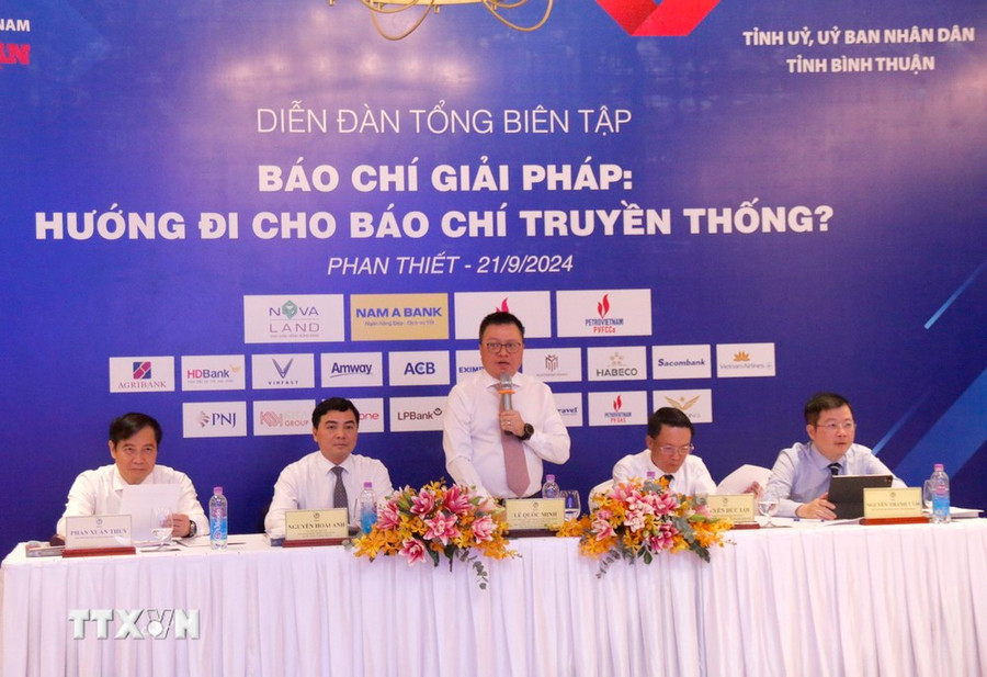 Chủ trì Diễn đàn Tổng Biên tập: Báo chí giải pháp - Hướng đi cho báo chí truyền thống. (Ảnh: Nguyễn Thanh/TTXVN) Chủ trì Diễn đàn Tổng Biên tập: Báo chí giải pháp - Hướng đi cho báo chí truyền thống. (Ảnh: Nguyễn Thanh/TTXVN)