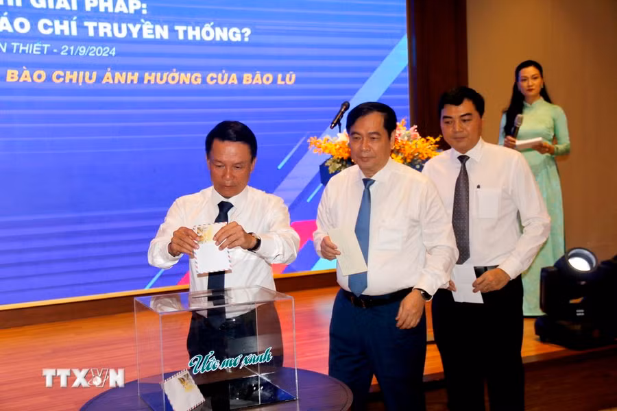 Các đại biểu đóng góp ủng hộ người dân bị ảnh hưởng bão số 3. (Ảnh: Nguyễn Thanh/TTXVN)