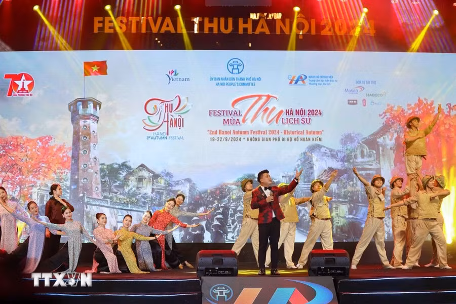 Chương trình nghệ thuật với những tiết mục đặc sắc, hấp dẫn trong lễ khai mạc. (Ảnh: Thanh Tùng/TTXVN)