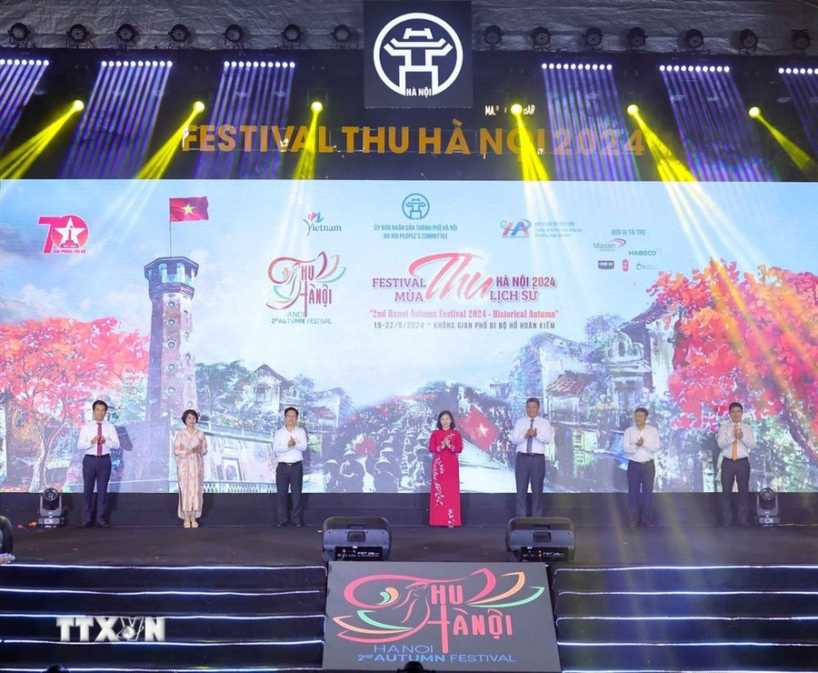 Đại biểu thực hiện nghi thức khai mạc Festival Thu Hà Nội lần thứ 2. (Ảnh: Thanh Tùng/TTXVN) Đại biểu thực hiện nghi thức khai mạc Festival Thu Hà Nội lần thứ 2. (Ảnh: Thanh Tùng/TTXVN)