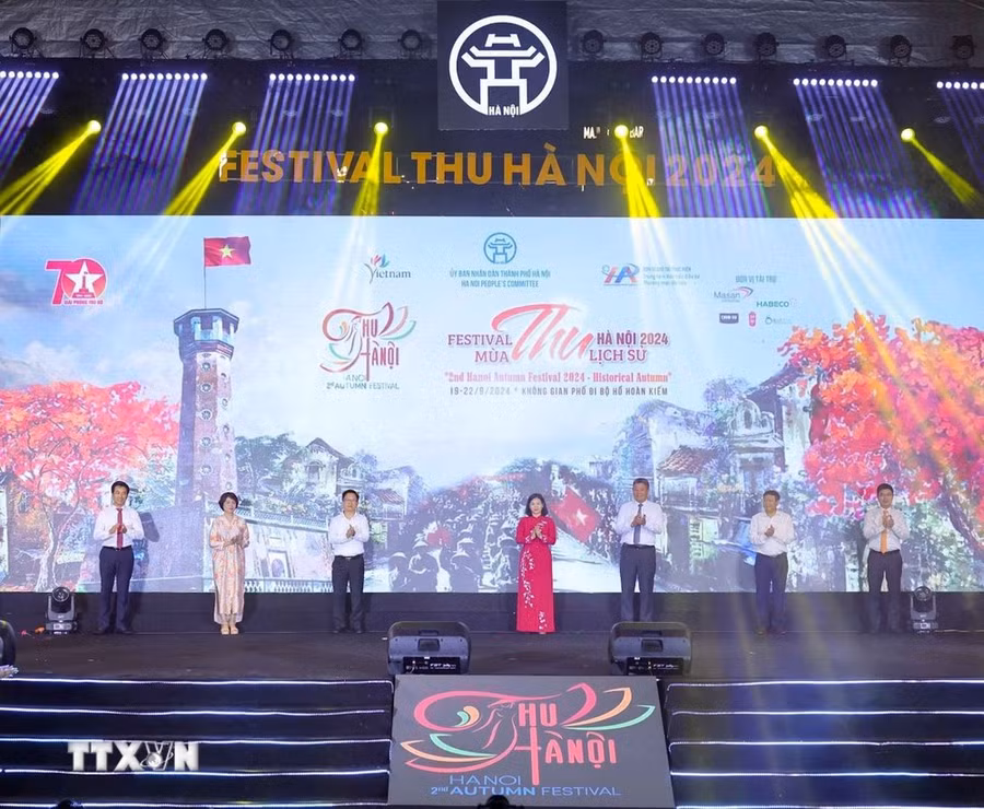Đại biểu thực hiện nghi thức khai mạc Festival Thu Hà Nội lần thứ 2. (Ảnh: Thanh Tùng/TTXVN)