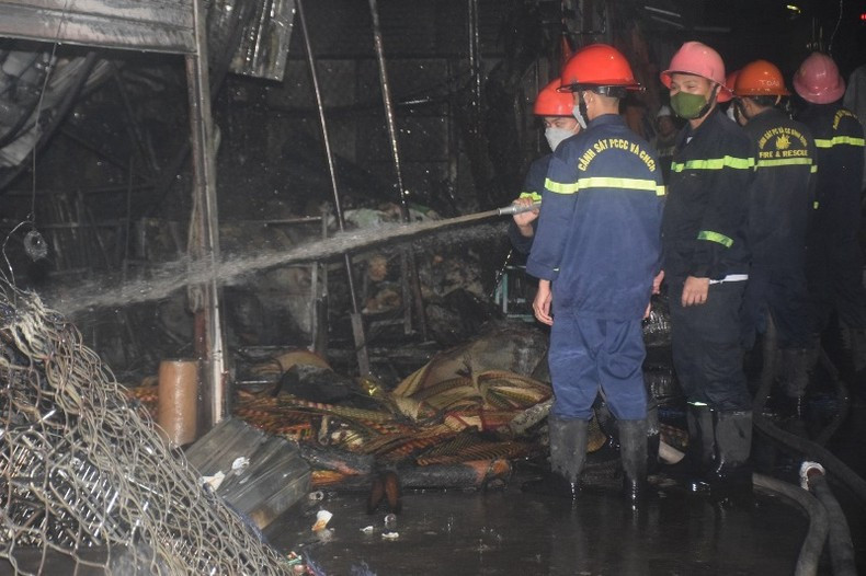 Đến 2 giờ 30 phút sáng cùng ngày, ngọn lửa được khống chế hoàn toàn. Vụ cháy đã thiêu rụi hơn 10 gian hàng bán vải, đồ mỹ phẩm của tư thương. Đến 2 giờ 30 phút sáng cùng ngày, ngọn lửa được khống chế hoàn toàn. Vụ cháy đã thiêu rụi hơn 10 gian hàng bán vải, đồ mỹ phẩm của tư thương.