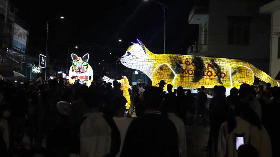 Các linh vật tham gia liên hoan đã thu hút đông đảo người dân trong huyện