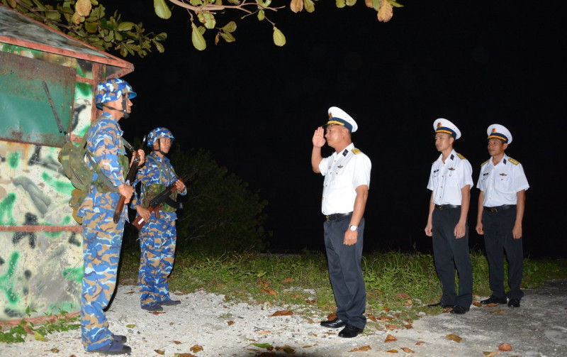 Thượng tá Phạm Thế Nhương, Chỉ huy trưởng đảo Trường Sa kiểm tra chốt trực sẵn sàng chiến đấu. Thượng tá Phạm Thế Nhương, Chỉ huy trưởng đảo Trường Sa kiểm tra chốt trực sẵn sàng chiến đấu.