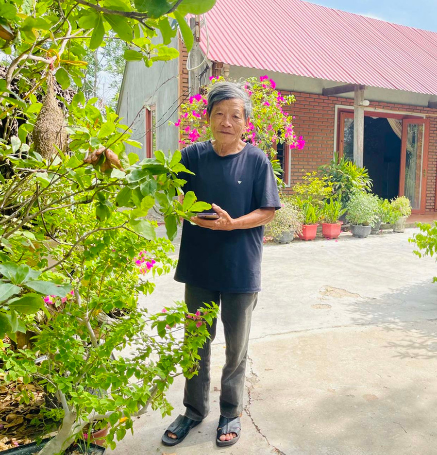 Ông Lợi đã trồng nhiều cây xanh trong sân vườn để làm đẹp nhà và nơi mình sinh sống. Ảnh: H.T Ông Lợi đã trồng nhiều cây xanh trong sân vườn để làm đẹp nhà và nơi mình sinh sống. Ảnh: H.T