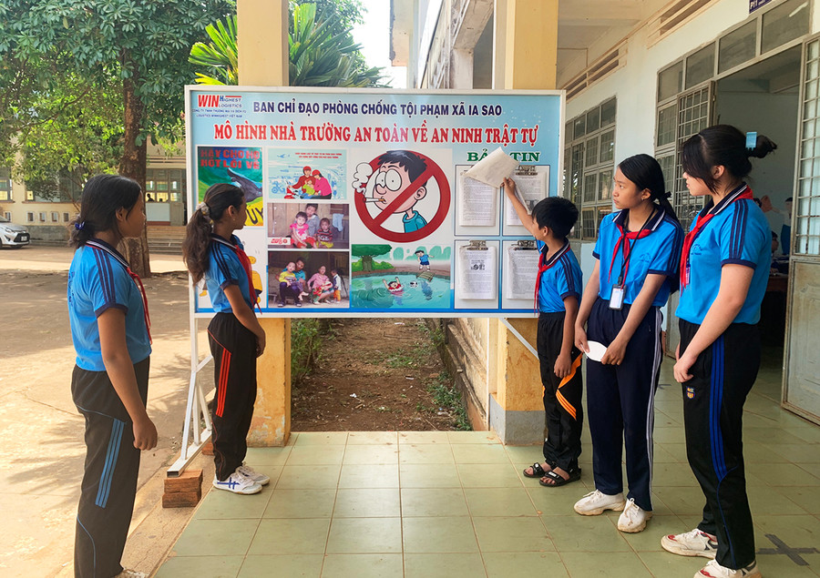 Học sinh Trường THCS Tôn Đức Thắng (xã Ia Sao) đọc bản tin tuyên truyền pháp luật. Ảnh: R&apos;Ô HOK