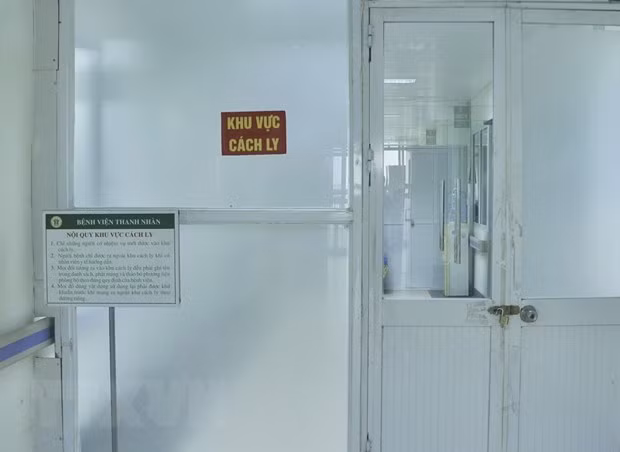 Khu vực điều trị nội trú cho bệnh nhân COVID-19 tại bệnh viện Thanh Nhàn. (Ảnh: TTXVN phát)