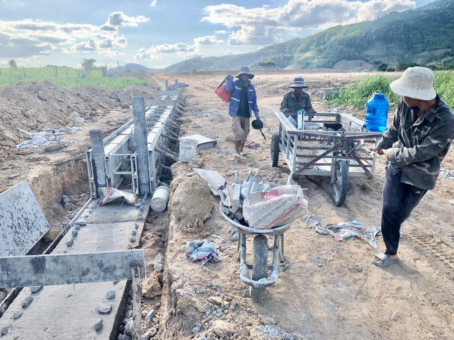 Các nhà thầu đang đẩy nhanh thi công Dự án sắp xếp, bố trí dân cư buôn Ma Giai, xã Đất Bằng, huyện Krông Pa. Ảnh: L.N Các nhà thầu đang đẩy nhanh thi công Dự án sắp xếp, bố trí dân cư buôn Ma Giai, xã Đất Bằng, huyện Krông Pa. Ảnh: L.N