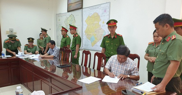 Bị can Diện và Dận nhận quyết định bắt tạm giam. Ảnh: Công an tỉnh Hậu Giang