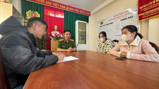 Khởi tố 4 người đánh hội đồng cô gái trong clip ở Đà Lạt - Ảnh 2. Các bị can trong vụ việc tại cơ quan công an. Ảnh: LÂM VIÊN