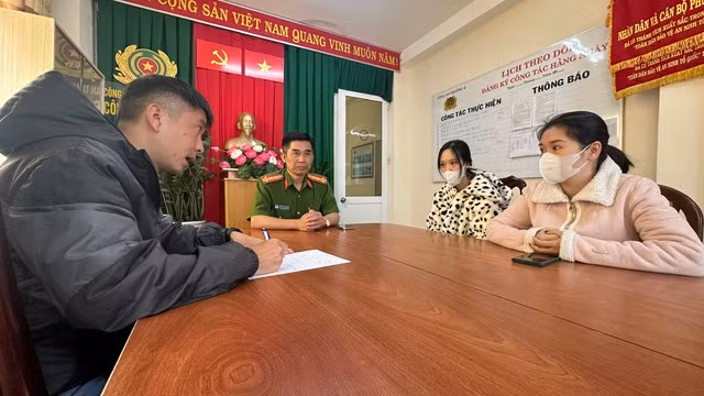 Các bị can trong vụ việc tại cơ quan công an. Ảnh: LÂM VIÊN