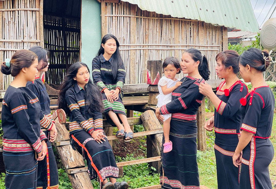 Các thành viên Câu lạc bộ “Nữ thanh niên đặc thù làng Greo Pết” ở xã Dun (huyện Chư Sê) đẩy mạnh công tác tuyên truyền tới từng gia đình, từng đoàn viên, hội viên về những hệ lụy của tảo hôn. Ảnh: Mai Ka