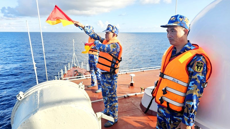 Nhân viên Tín hiệu tàu Hải quân Việt Nam luyện tập cờ tay với tàu Hải quân Hoàng gia Thái Lan. Nhân viên Tín hiệu tàu Hải quân Việt Nam luyện tập cờ tay với tàu Hải quân Hoàng gia Thái Lan.