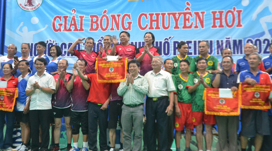 Đội bóng chuyền phường Yên Thế nhận giải tại Giải Bóng chuyền hơi người cao tuổi TP. Pleiku năm 2023. Ảnh: H.M