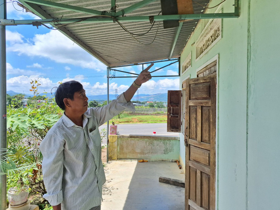 Ông Nguyễn Thành (xã Cư An, huyện Đak Pơ) cho biết ngôi nhà ở của gia đình bị nứt nhiều do thi công tuyến đường tránh An Khê thuộc Dự án tăng cường kết nối hệ thống giao thông Tây Nguyên. Ảnh: Thiên Di Ông Nguyễn Thành (xã Cư An, huyện Đak Pơ) cho biết ngôi nhà ở của gia đình bị nứt nhiều do thi công tuyến đường tránh An Khê thuộc Dự án tăng cường kết nối hệ thống giao thông Tây Nguyên. Ảnh: Thiên Di