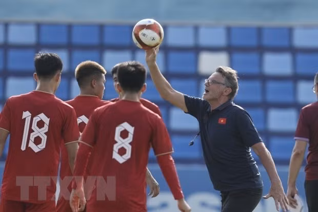 HLV Troussier trực tiếp chỉ đạo các cầu thủ. (Ảnh: Minh Quyết/TTXVN)