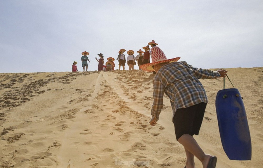 Đến với đồi cát Phương Mai, du khách có thể đi bộ trên những đồi cát trải dài nối đuôi nhau ngắm nhìn khung cảnh nơi đây, hoặc thử cảm giác mạnh với trò trượt cát. (Nguồn: Trung tâm xúc tiến du lịch Bình Định) Đến với đồi cát Phương Mai, du khách có thể đi bộ trên những đồi cát trải dài nối đuôi nhau ngắm nhìn khung cảnh nơi đây, hoặc thử cảm giác mạnh với trò trượt cát. (Nguồn: Trung tâm xúc tiến du lịch Bình Định)