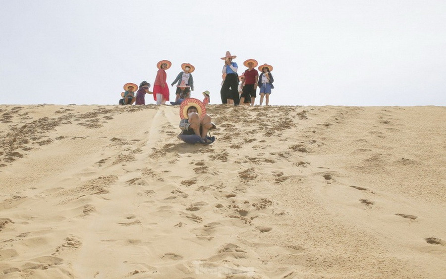 Độ dốc lớn luôn là thách thức thú vị của trò chơi trượt cát. (Nguồn: Trung tâm xúc tiến du lịch Bình Định) Độ dốc lớn luôn là thách thức thú vị của trò chơi trượt cát. (Nguồn: Trung tâm xúc tiến du lịch Bình Định)