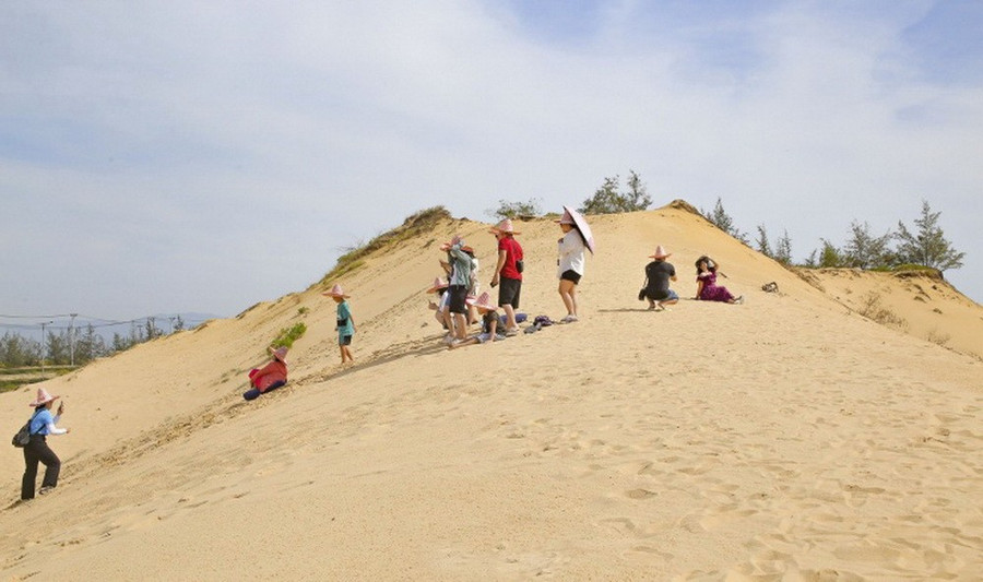 Du khách tìm đến đồi cát Phương Mai để tham quan, chụp. (Nguồn: Trung tâm xúc tiến du lịch Bình Định) Du khách tìm đến đồi cát Phương Mai để tham quan, chụp. (Nguồn: Trung tâm xúc tiến du lịch Bình Định)