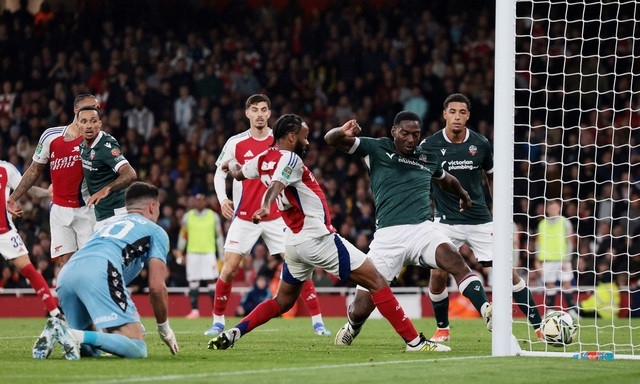 Sterling ghi bàn đầu tiên trong màu áo Arsenal Sterling ghi bàn đầu tiên trong màu áo Arsenal