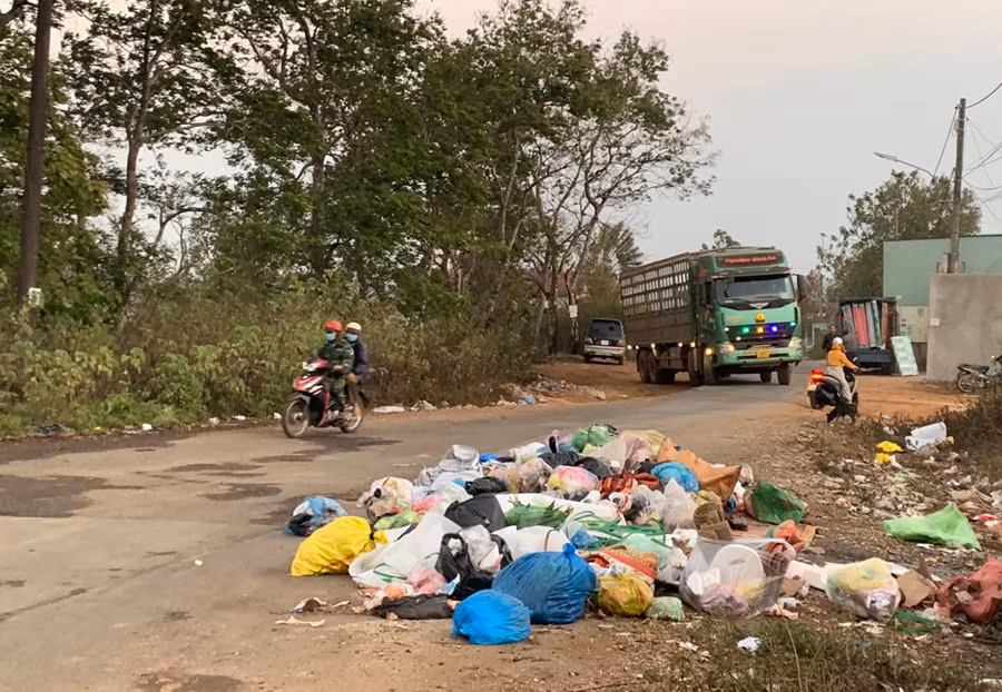 Bãi rác tự phát tại khu vực ngã ba đường Lý Chính Thắng-Nguyễn Bá Ngọc (phường Chi Lăng, TP. Pleiku). Ảnh: Nhật Hào