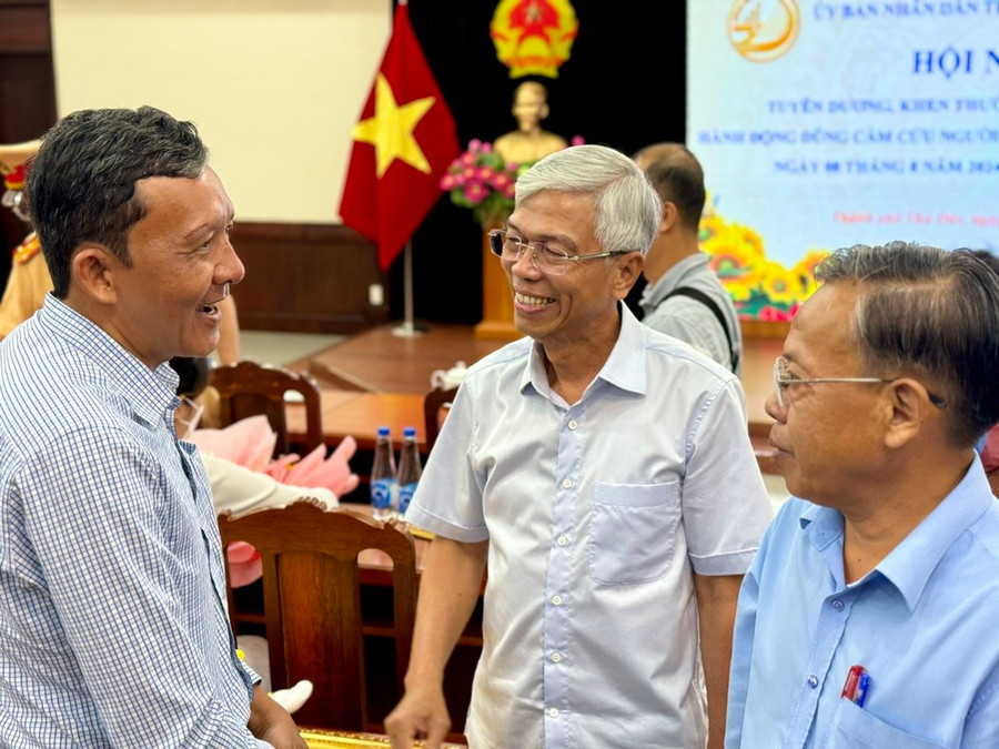 Bí thư Thành ủy TP Thủ Đức Nguyễn Hữu Hiệp, Phó Chủ tịch UBND TPHCM Võ Văn Hoan ân cần thăm hỏi ông Mai Lê Duy Anh là 1 trong 5 người có hành động dũng cảm cứu người trong vụ TNGT ở chân cầu Phú Mỹ ngày 8-8 Bí thư Thành ủy TP Thủ Đức Nguyễn Hữu Hiệp, Phó Chủ tịch UBND TPHCM Võ Văn Hoan ân cần thăm hỏi ông Mai Lê Duy Anh là 1 trong 5 người có hành động dũng cảm cứu người trong vụ TNGT ở chân cầu Phú Mỹ ngày 8-8