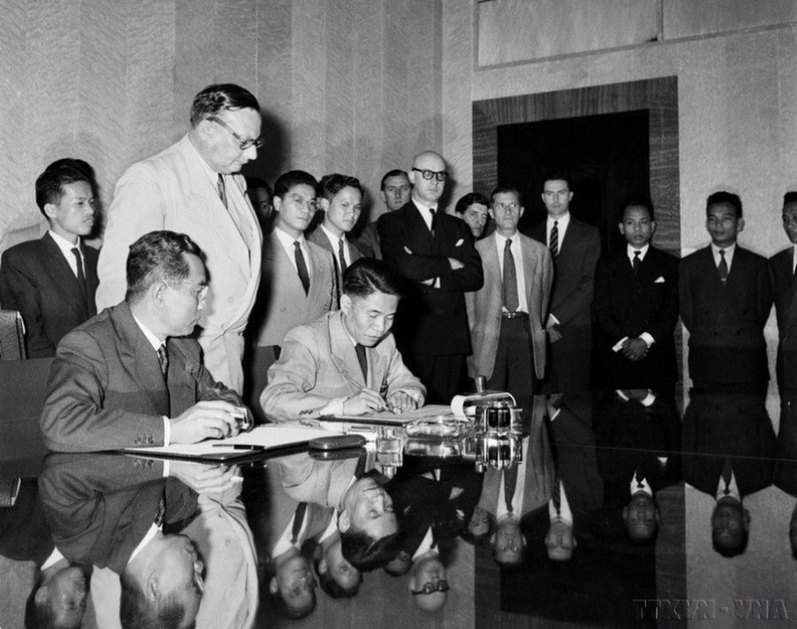 Vào lúc 24h ngày 20/7/1954 (giờ Geneva), tức sáng 21/7/1954 (giờ Hà Nội), Thứ trưởng Bộ Quốc phòng Tạ Quang Bửu thay mặt Chính phủ và Bộ Tổng Tư lệnh Quân đội Nhân dân Việt Nam ký Hiệp định đình chiến ở Việt Nam. (Ảnh: Tư liệu TTXVN) Vào lúc 24h ngày 20/7/1954 (giờ Geneva), tức sáng 21/7/1954 (giờ Hà Nội), Thứ trưởng Bộ Quốc phòng Tạ Quang Bửu thay mặt Chính phủ và Bộ Tổng Tư lệnh Quân đội Nhân dân Việt Nam ký Hiệp định đình chiến ở Việt Nam. (Ảnh: Tư liệu TTXVN)