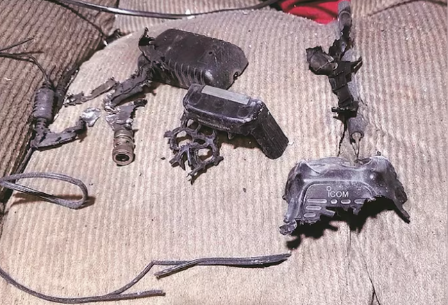 Bộ đàm nổ tung trong ngôi nhà ở Li-băng ngày 18/9. (Ảnh: AP) Bộ đàm nổ tung trong ngôi nhà ở Li-băng ngày 18/9. (Ảnh: AP)